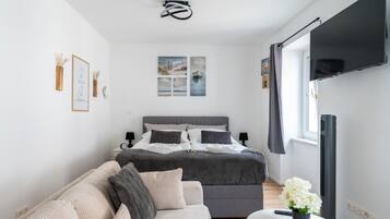 1 slaapkamer, een bureau, een strijkplank/strijkijzer, reisbedje