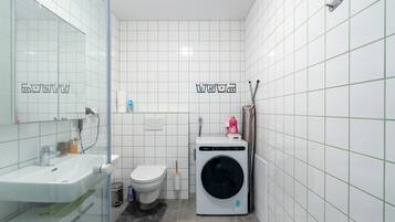 Een haardroger, handdoeken