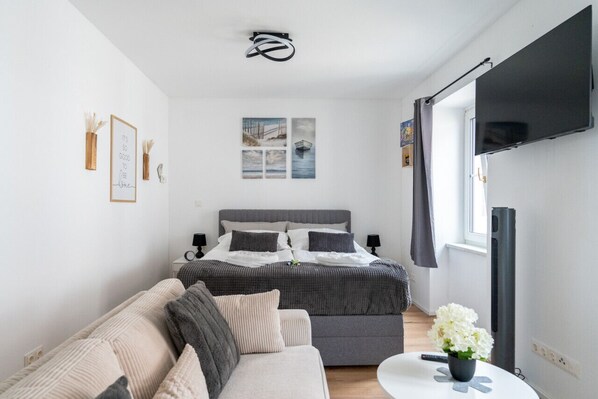 1 slaapkamer, een bureau, een strijkplank/strijkijzer, reisbedje