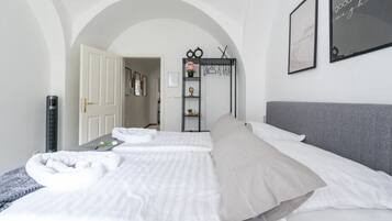 Escriptori, planxa i posts de planxar, un bressol de viatge i wifi