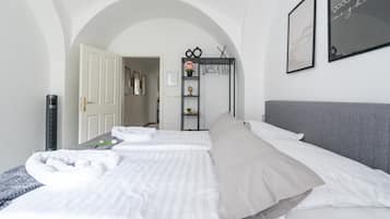 1 habitación, escritorio, tabla de planchar con plancha y cuna de viaje