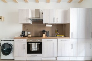 Een koelkast, een magnetron, een oven, een kookplaat