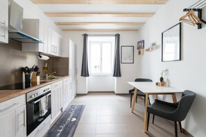 冷蔵庫、電子レンジ、オーブン、コンロ