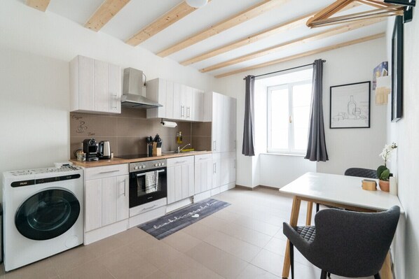 Een koelkast, een magnetron, een oven, een kookplaat