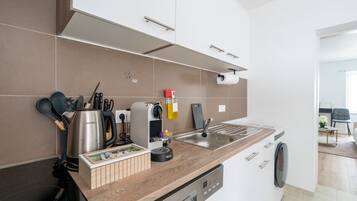 Réfrigérateur, micro-ondes, four, plaque de cuisson