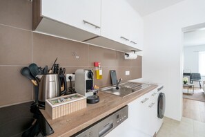 Een koelkast, een microgolfoven, een oven, een kookplaat