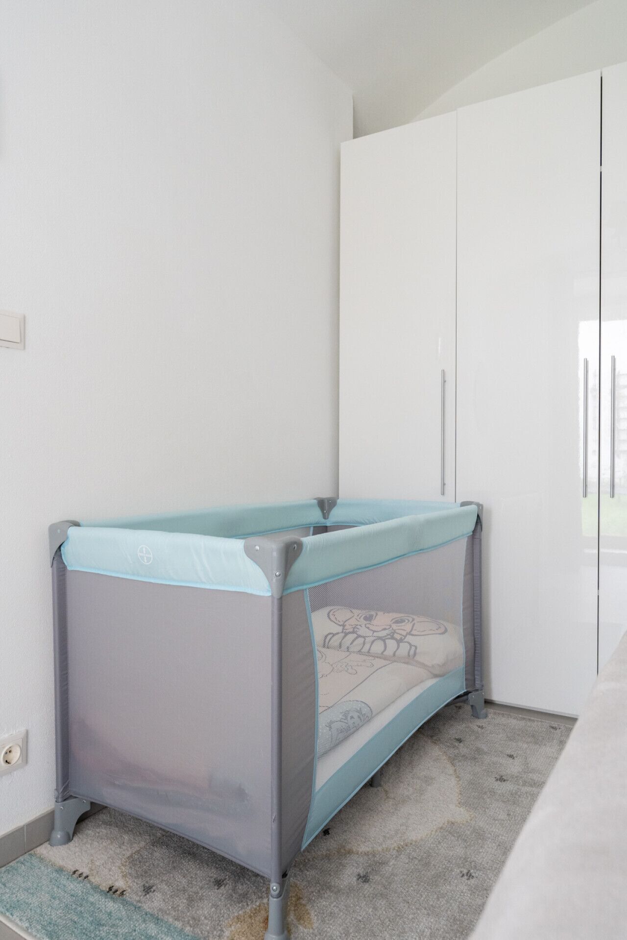 1 Schlafzimmer, Schreibtisch, Bügeleisen/Bügelbrett, Reisekinderbett