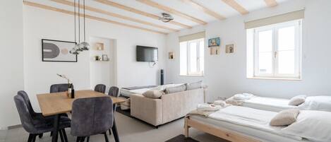 Een bureau, een strijkplank/strijkijzer, reisbedje, wifi