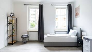 1 Schlafzimmer, Schreibtisch, Bügeleisen/Bügelbrett, Reisekinderbett