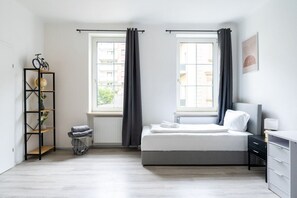 1 dormitorio, escritorio, tabla de planchar con plancha y cuna de viaje