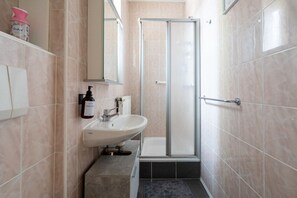 Sèche-cheveux, serviettes fournies