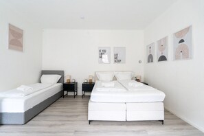 1 sovrum, skrivbord, strykjärn/strykbräda och resesäng