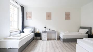 1 slaapkamer, een bureau, een strijkplank/strijkijzer, reisbedje