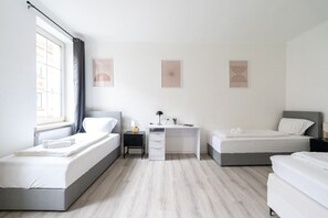 1 chambre, bureau, fer et planche à repasser, lit parapluie