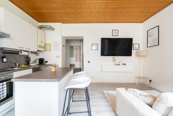 Frigorífico, horno, placa de cocina y lavavajillas