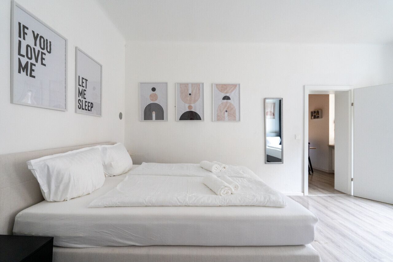 1 chambre, bureau, fer et planche à repasser, lit parapluie