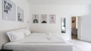 1 chambre, bureau, fer et planche à repasser, lit parapluie