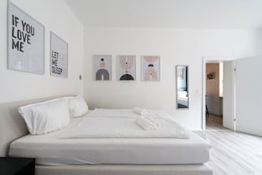 1 habitación, escritorio, tabla de planchar con plancha y cuna de viaje 