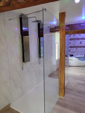 Dusche, Haartrockner, Handtücher, Toilettenpapier
