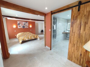 6 bedrooms, iron/ironing board, travel crib, free WiFi