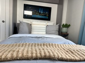 2 quartos, escrivaninha, ferros/tábuas de passar roupa