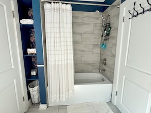 Secadora de cabello, bidet, toallas, jabón