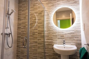 Dusche, Haartrockner, Handtücher, Seife