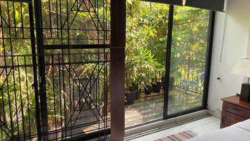 2 bedrooms, desk, WiFi, bed sheets