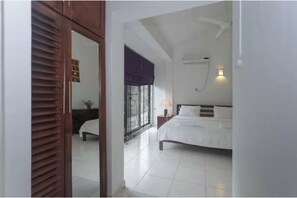 2 bedrooms, desk, WiFi, bed sheets - Enchanting 2-bedroom 519@jamtree (Colombo)