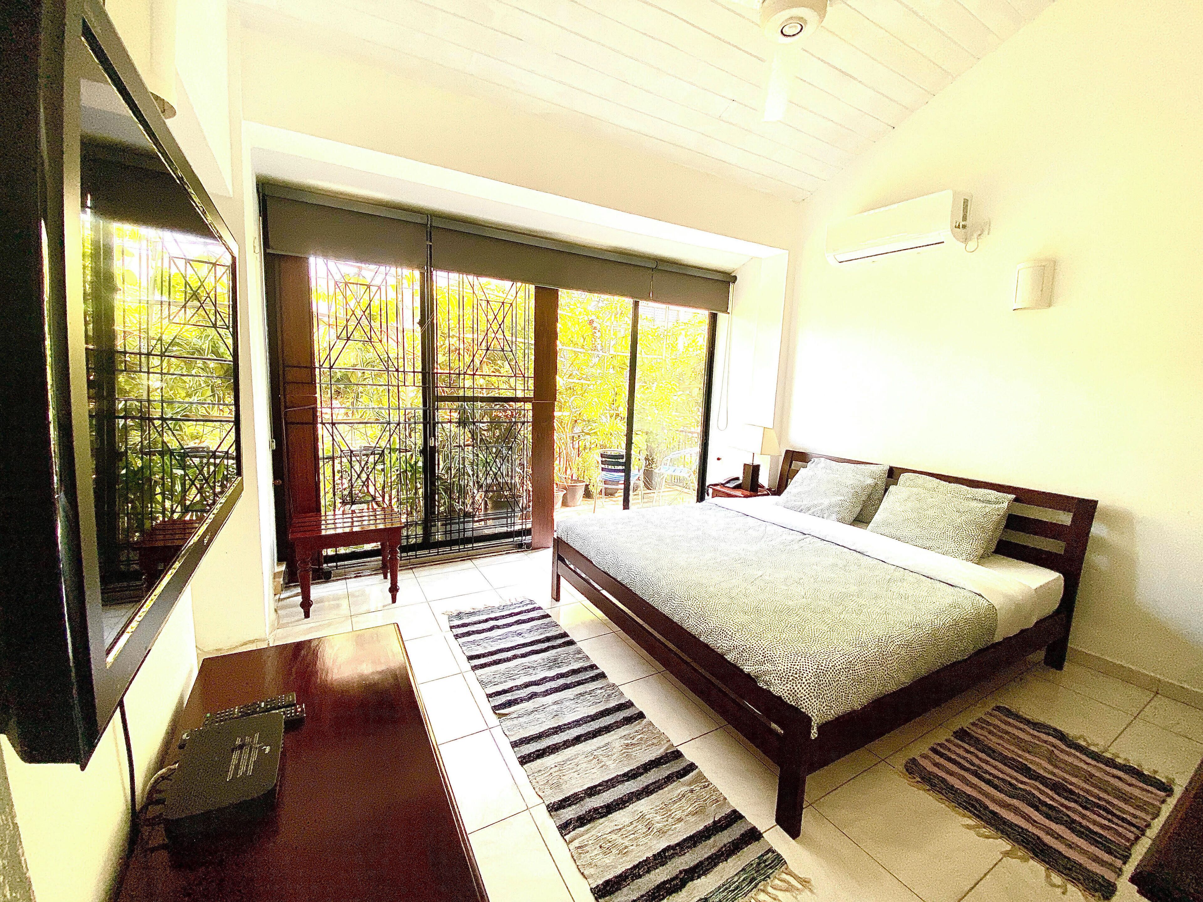 2 bedrooms, desk, WiFi, bed sheets