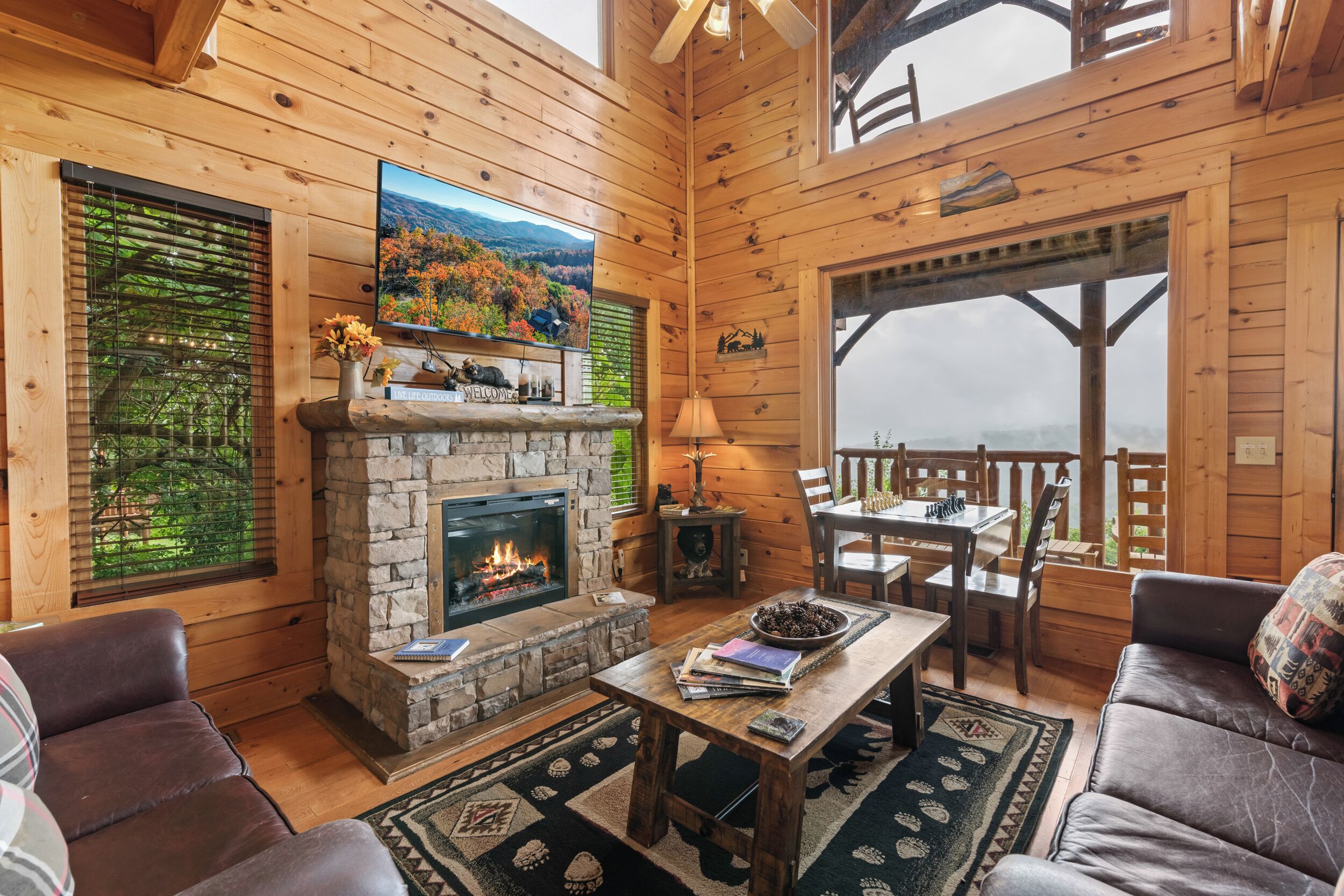 小屋, 多张床, 热水浴缸, 山景 (Bella Vista) | 起居区 | 42-英寸纯平电视 （配备数码频道）、壁炉