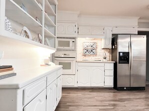 Fridge, microwave, oven, stovetop - The Cozy Home near Lancium, ACU, HSU, Hendrick (Abilene)