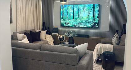 Ubalozi Villa luxury 2-bedroom villa by US Embassy with WiFi, AC and 75” TV