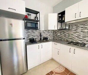 Fridge, microwave, coffee/tea maker, toaster - Acogedor Cerca del Malecón-apt B (Santo Domingo)