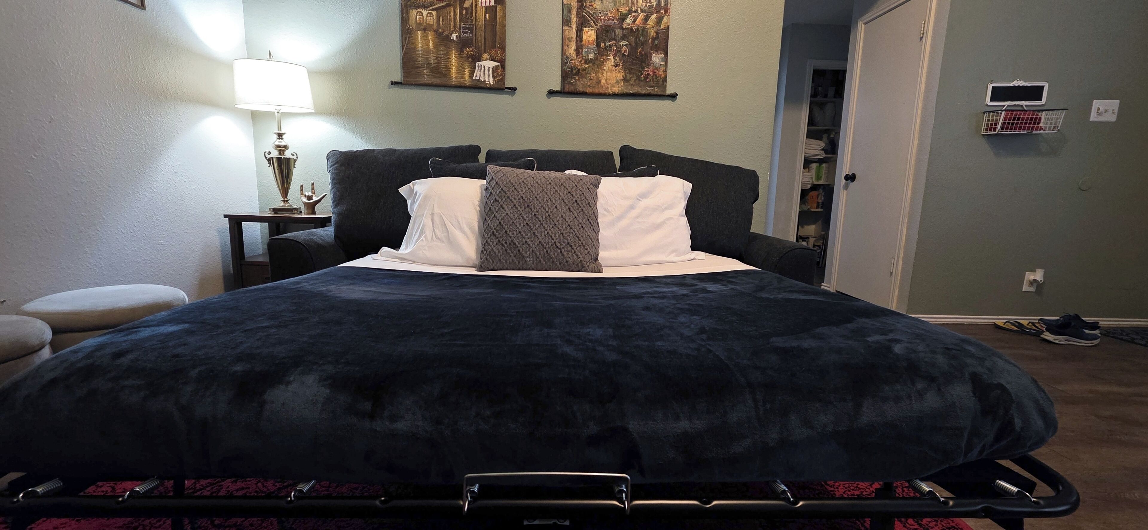 2 bedrooms, desk, iron/ironing board, travel cot