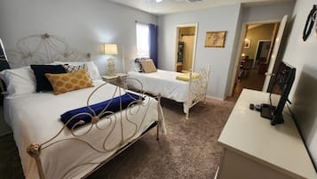 2 slaapkamers, een bureau, een strijkplank/strijkijzer, reisbedje