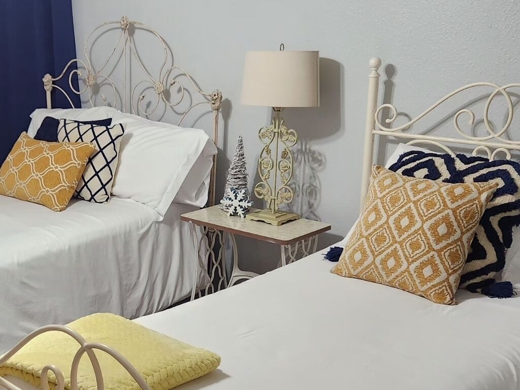 2 makuuhuonetta, työpöytä, silitysrauta/-lauta, vauvan matkasänky