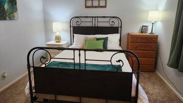 2 slaapkamers, een bureau, een strijkplank/strijkijzer, reisbedje