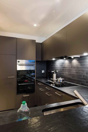 Fridge, oven, dishwasher, coffee/tea maker