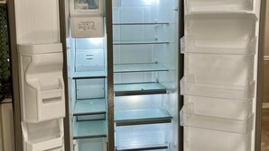 Un refrigerador de doble puerta con varios estantes y un compartimento congelador.