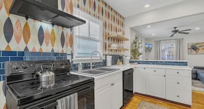 Charming Historic 2-bedroom house in Raleigh. Near The Village District.