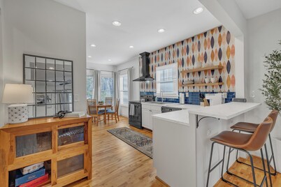 Charming Historic 2-bedroom house in Raleigh.  Near The Village District.