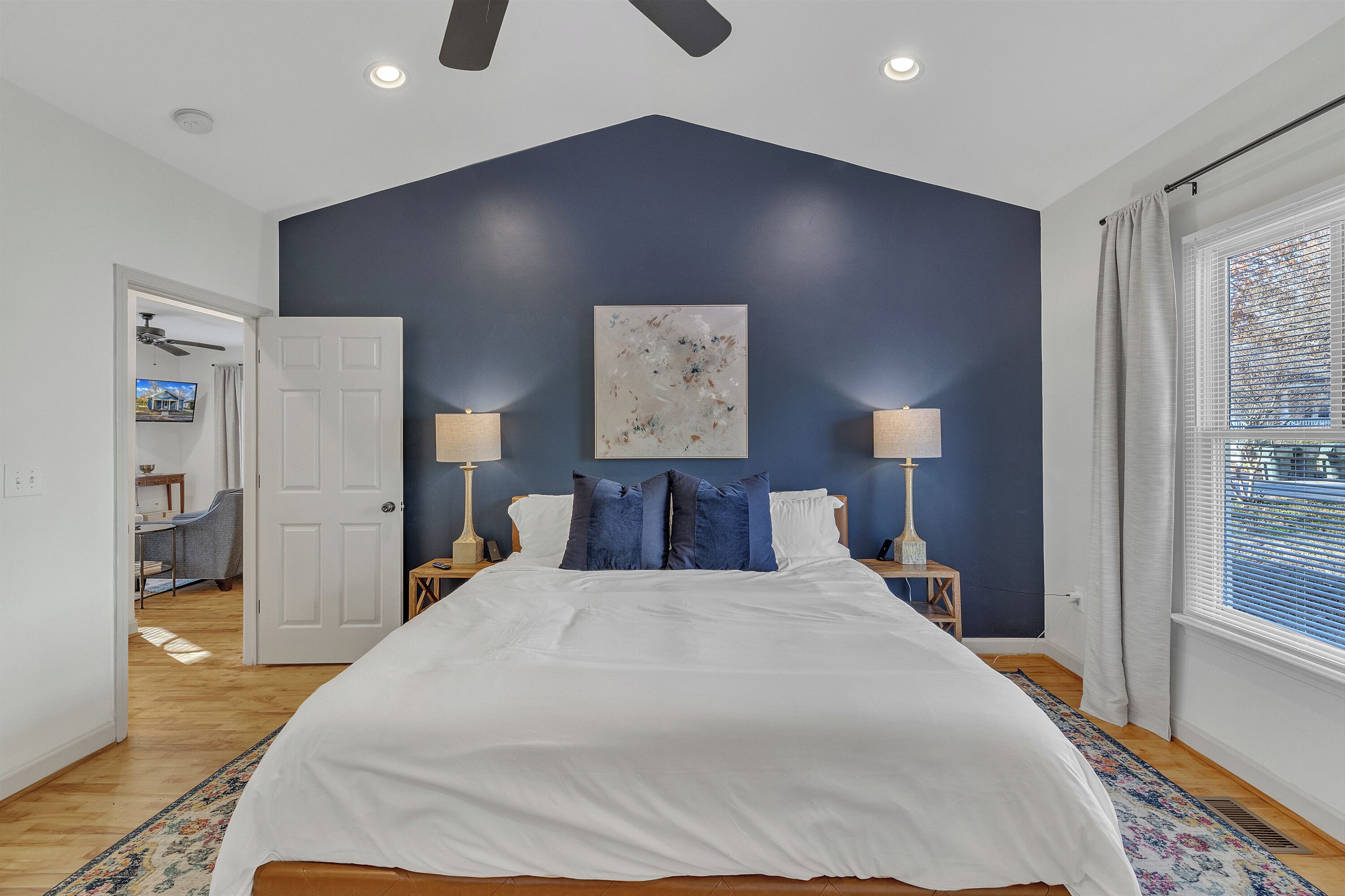 2 soverom, skrivebord, strykejern/-brett og wi-fi