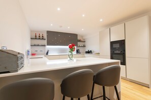 Apartamento | Cozinha privada | Geladeira, micro-ondas, fogão, cooktop