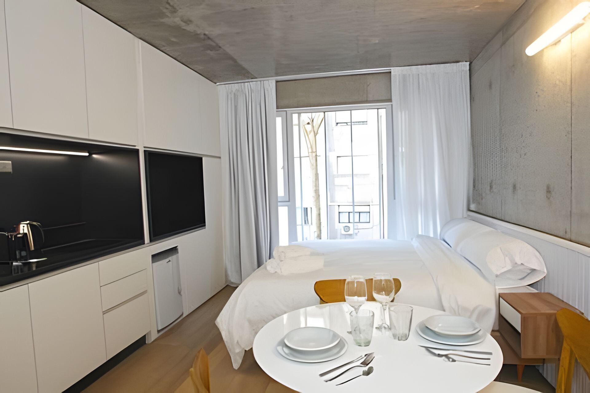 Apartamento básico | Ropa de cama de alta calidad, edredones de plumas, caja fuerte