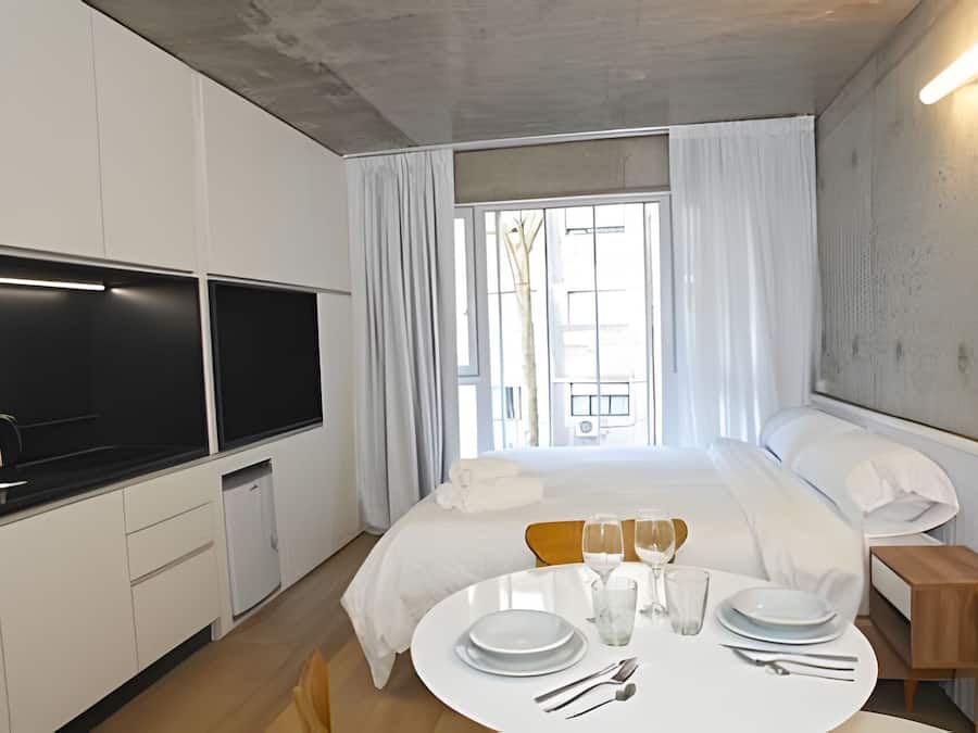 Apartamento básico | Ropa de cama de alta calidad, edredones de plumas, caja fuerte