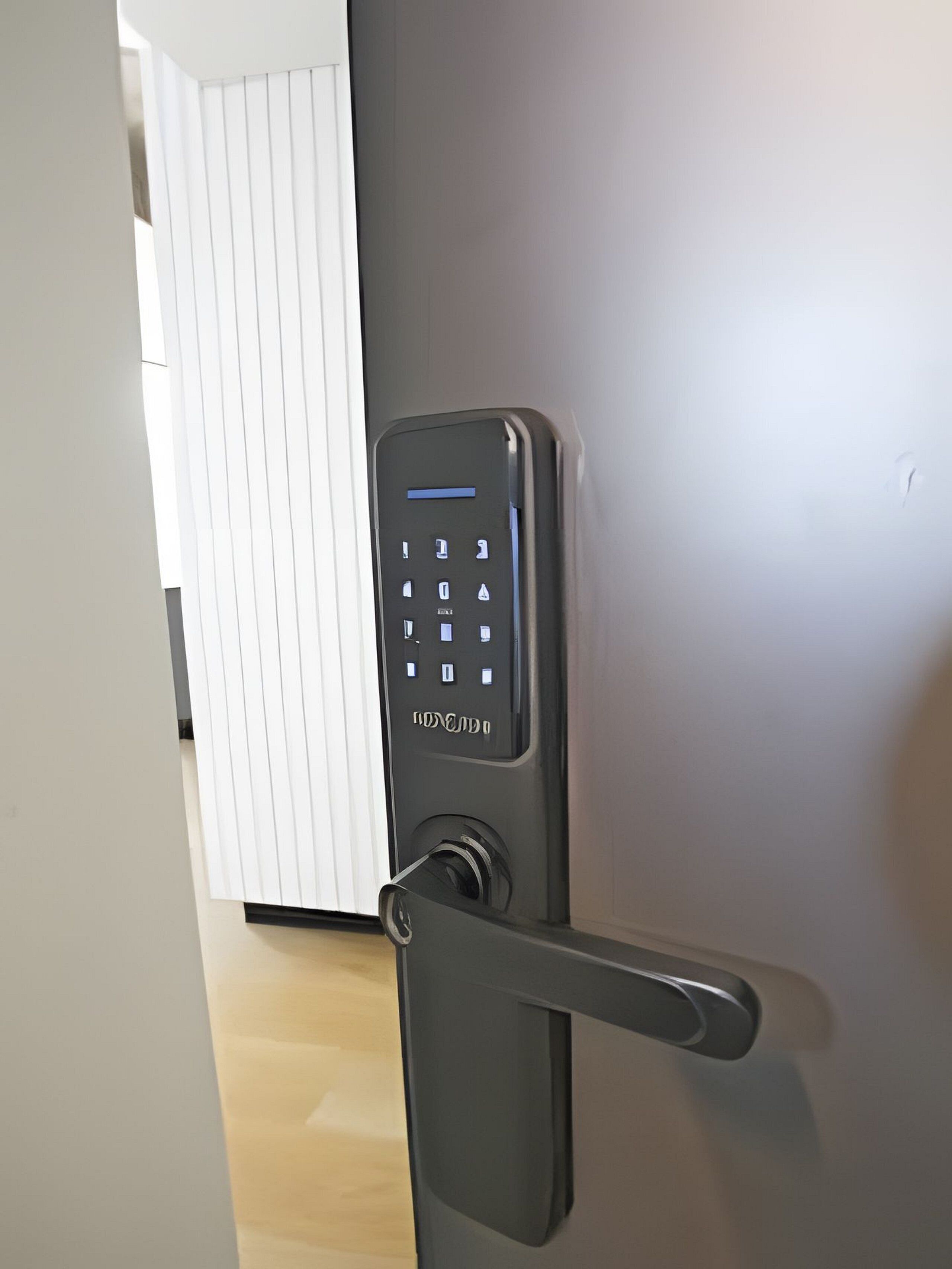 Une porte moderne dotée d’un clavier pour le verrouillage et d’une poignée à levier.