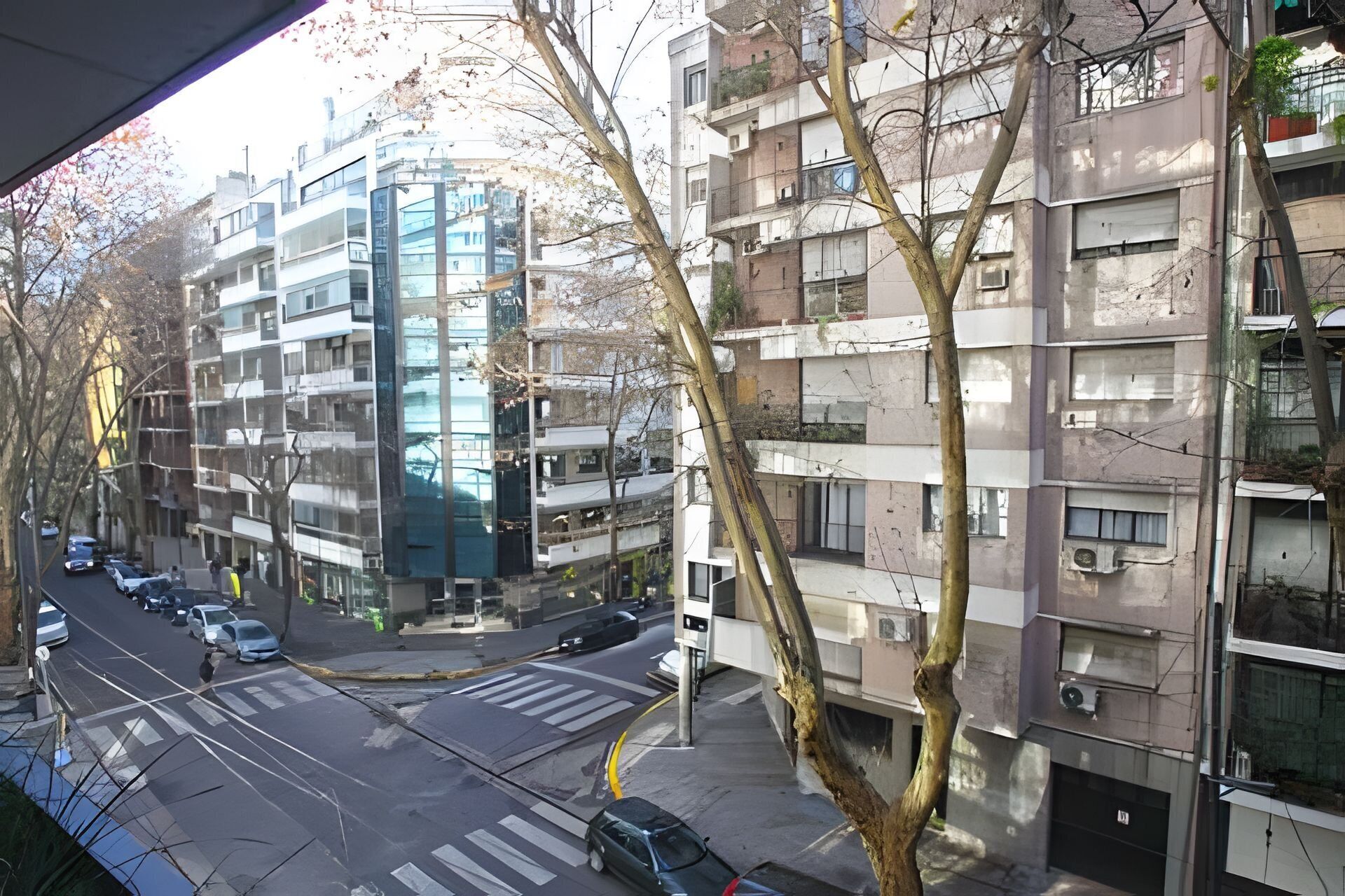 Un edificio residencial de varios pisos con un estilo arquitectónico moderno, con balcones y ventanas amplias.