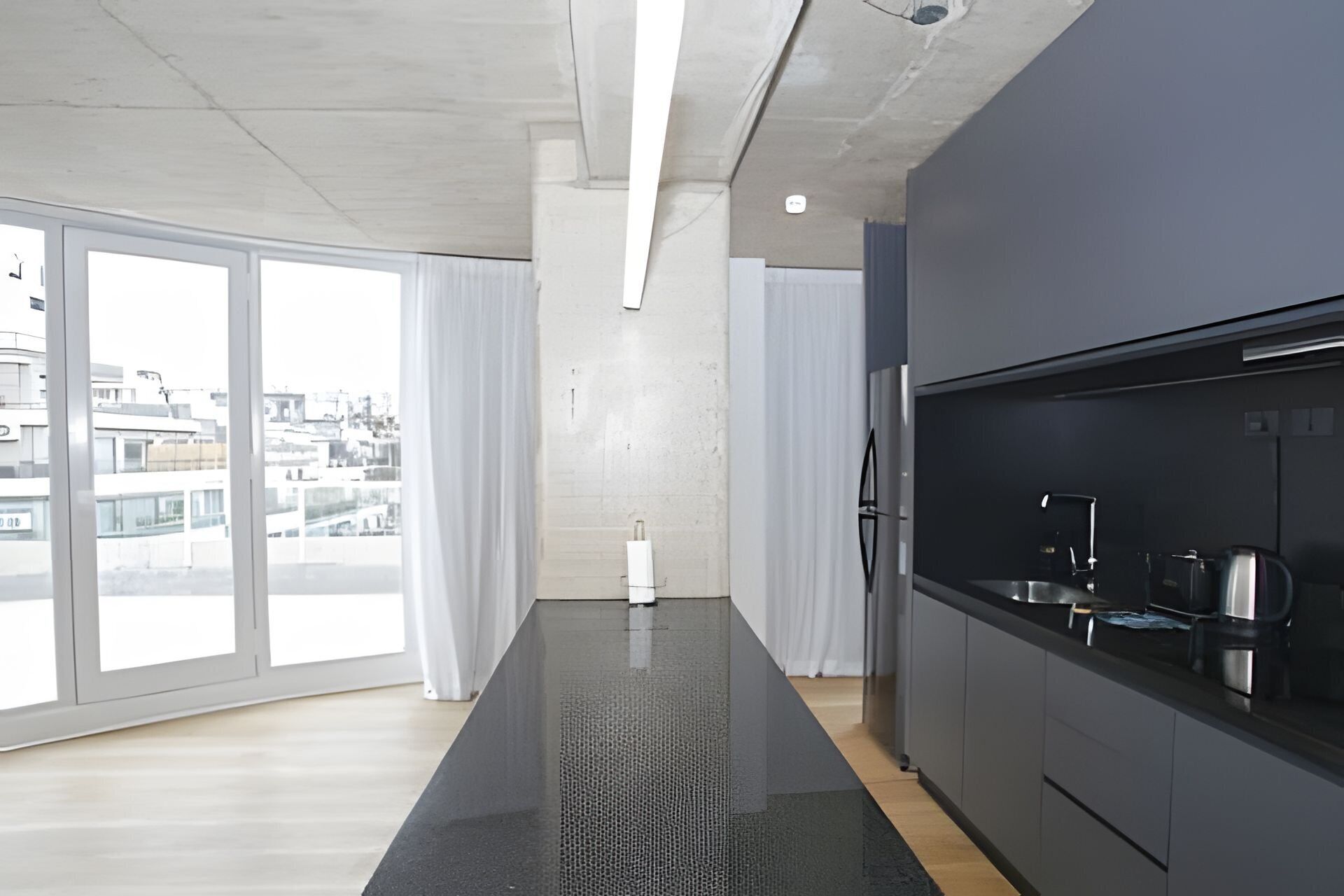 Deluxe Apartment | Private kitchen | Microwave, stovetop, toaster, cookware/dishes/utensils