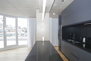 Microondas, placa de cocina, tostadora, utensilios de cocina